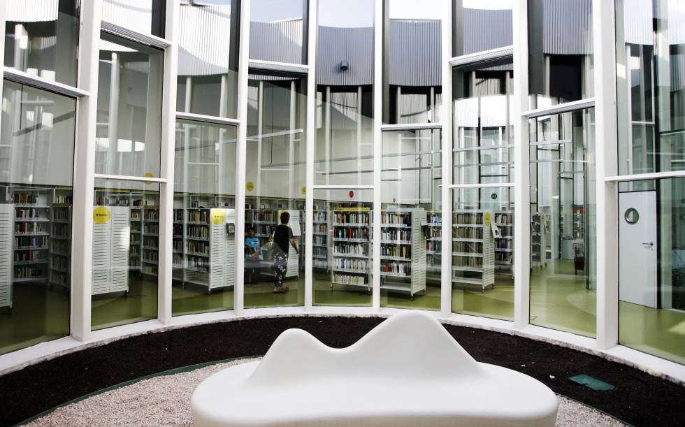Patio de la biblioteca Luis Martín Santos en Vallecas (Madrid).