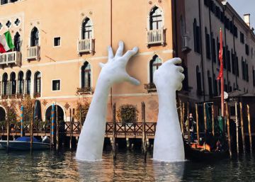 Las manos de Lorenzo Quinn ‘sujetan’ un palacio veneciano