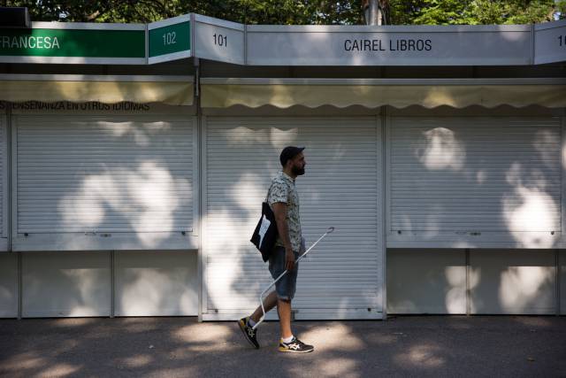 Así se monta la Feria del Libro de Madrid