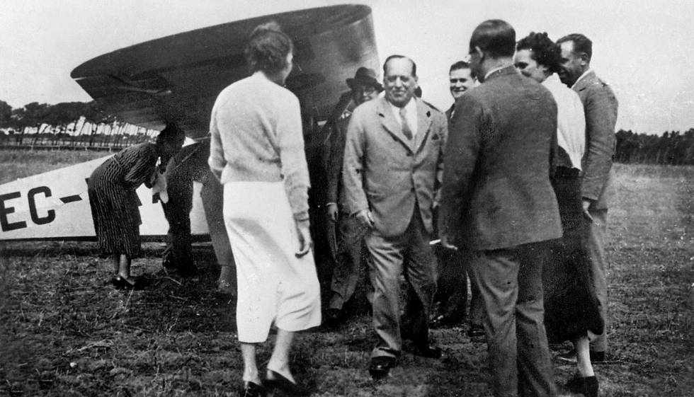 Última fotografía del general Sanjurjo (centro), antes de subir al avión que debía llevarle a Burgos.