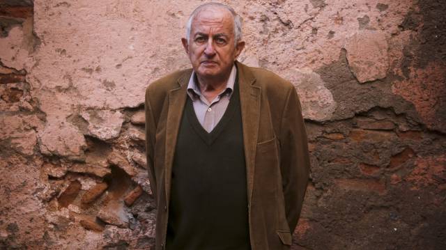 El escritor Juan Goytisolo en la calle de su casa de Marraquech (Marruecos), en noviembre de 2014.