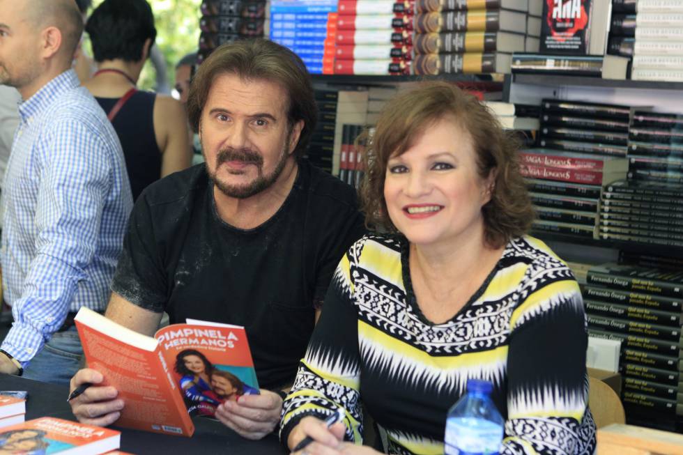 El dúo Pimpinela, durante la firma de ejemplares de su libro el pasado sábado en la Feria.