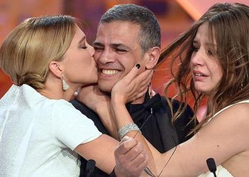 Abdellatif Kechiche, junto a las actrices Adèle Exarchopoulos y Léa Seydoux, que lo besa al recibir la Palma de Oro. 