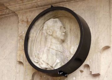 El medallón de Franco abandona hoy la Plaza Mayor de Salamanca