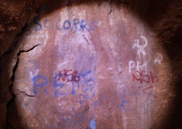 Grafitis y rayaduras sobre unas pinturas rupestres de una cueva de Málaga
