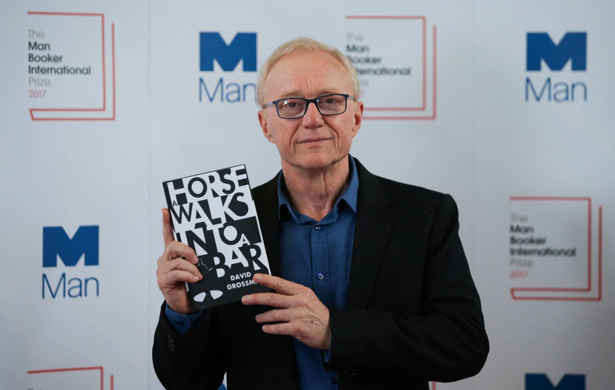 El escritor israelí David Grossman posa con su novela 'A Horse Walks Into a Bar', por la que ha ganado el Man Booker.rn