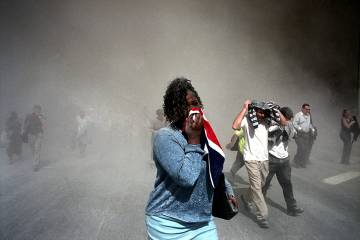 Gente utilizando su ropa como mascarilla, Nueva York, 9112001.