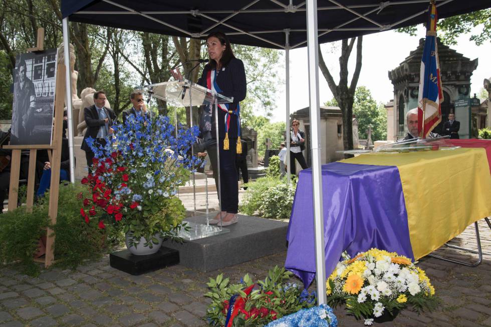 La alcaldesa de París, Anne Hidalgo, en la ceremonia de homenaje al fotógrafo catalán Francisco Boix en el cementerio Père Lachaise de París.