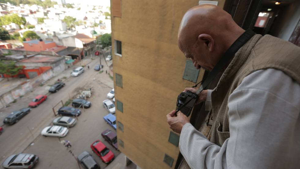 Reza saca una fotografía desde un balcón de Fuerte Apache.