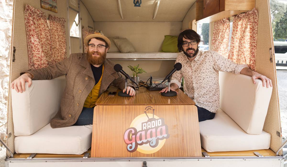 Manuel Burque y Quique Peinado en la caravana-estudio de radio de 'Radio Gaga'.