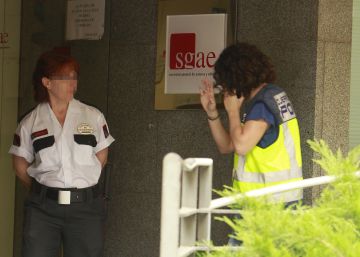 Prisión bajo fianza para el hermano de Manolo Tena y otros dos detenidos en la ‘rueda’ de la SGAE Prisión bajo fianza para el hermano de Manolo Tena y otros dos detenidos en la ‘rueda’ de la SGAE