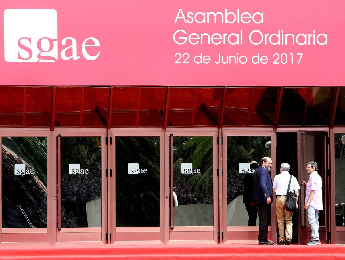 El presidente de la SGAE, José Miguel Fernández Sastrón, a su llegada a la Asamblea General Ordinaria de la entidad en Madrid.rn