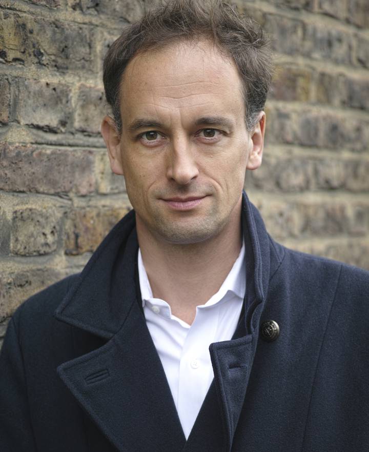 El escritor británico Charles Cumming.