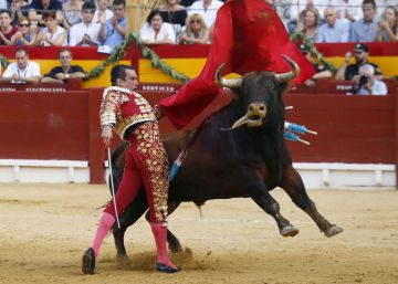 Manzanares y López Simón, en plenitud, a hombros en Alicante Manzanares y López Simón, en plenitud, a hombros en Alicante