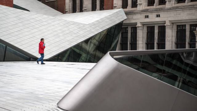 Un visitante en el museo Victoria & Albert, en Londres.