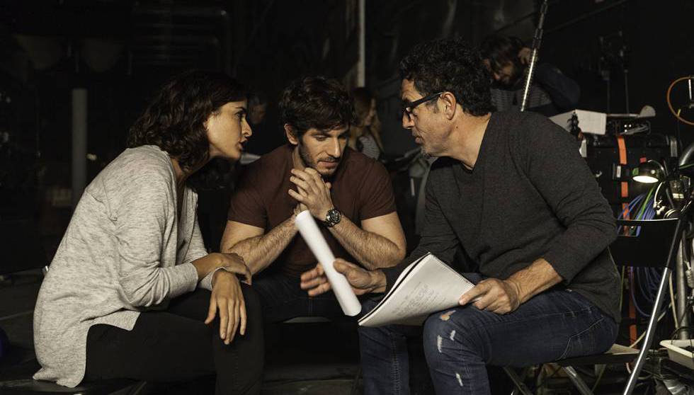 Los protagonistas, con el productor Daniel Écija, durante el rodaje de la serie 'El accidente'.