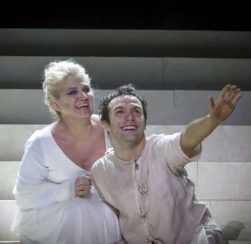 Ana Wagener, en el papel de Clitemnestra, y Ricardo Gómez, como Orestes, durante el ensayo del martes de 'La Orestiada' en el teatro romano de Mérida.