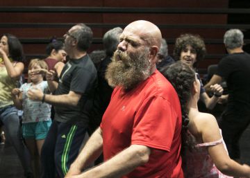 Abuelos, padres e hijos comparten escenario Abuelos, padres e hijos comparten escenario