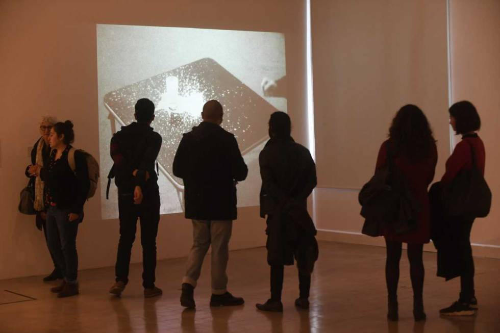 Espectadores observan el vídeo 'Un vaso de leche', de Jack Goldstein, 1972.