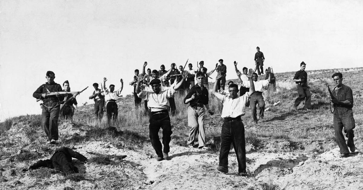 Soldados republicanos son capturados por las tropas franquistas en el frente de Somosierra durante la Guerra Civil.