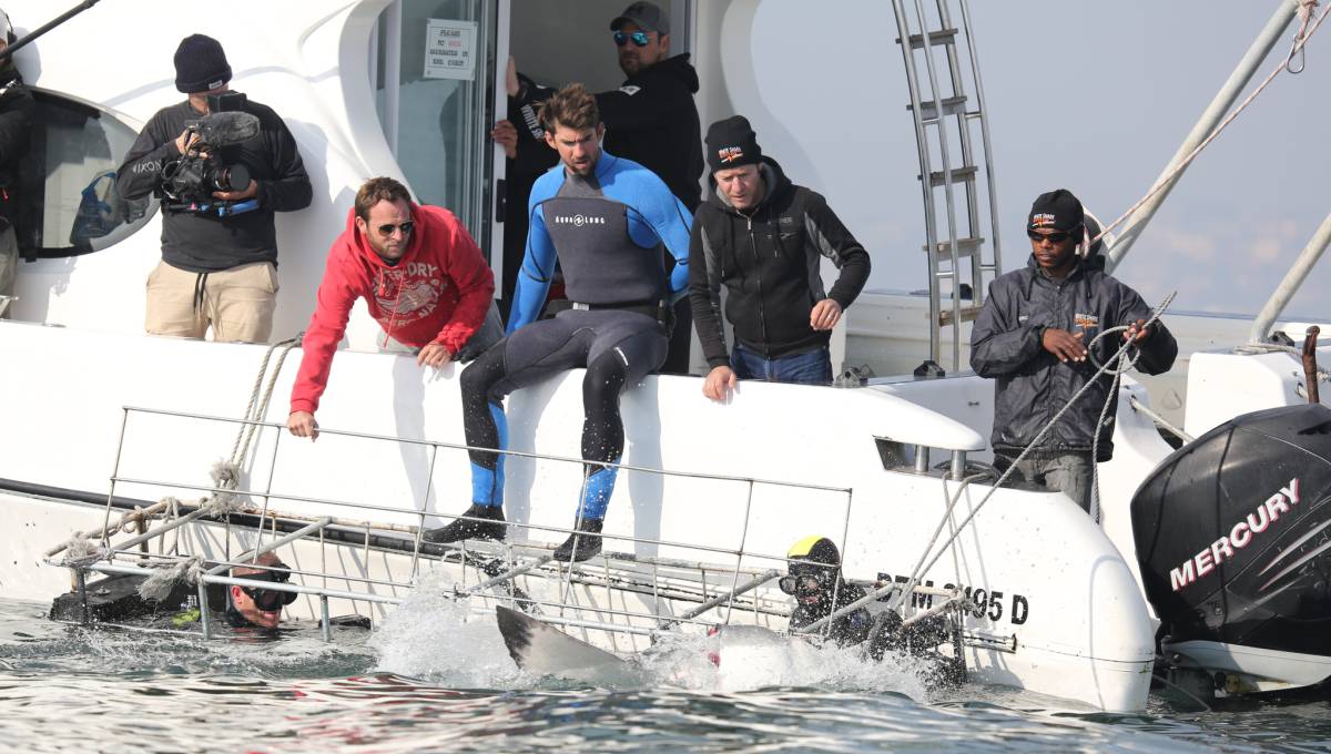 Michael Phelps (en el centro), en uno de los programas que ha grabado para Discovery Channel.