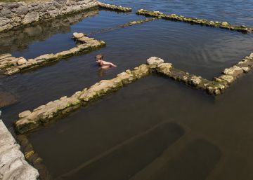 Un baño a 48 grados frente a un emergido campamento romano