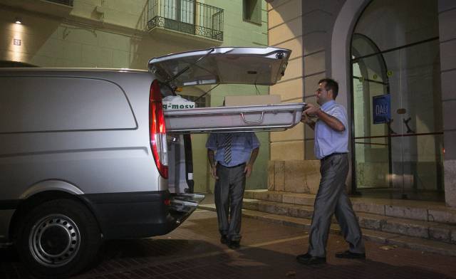 Dos agentes de los servicios funerarios abandonan el teatro museo tras finalizar la exhumación de Salvador Dalí.