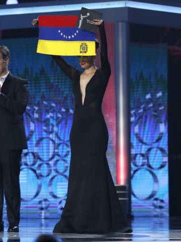 La actriz, directora y escritora venezolana Pakriti Maduro, con la bandera de su país en el escenario de la Caja Mágica.