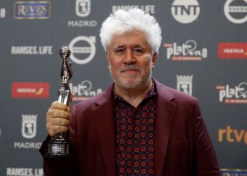 Almodóvar dedica su Platino “a las familias que buscan sus desaparecidos durante la Guerra” Almodóvar dedica su Platino “a las familias que buscan sus desaparecidos durante la Guerra”