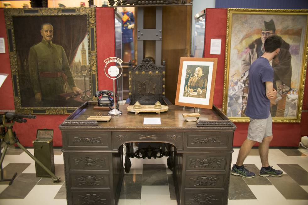 Despacho de Queipo de Llano con el micrófono de Unión Radio en el Museo Militar de Sevilla.