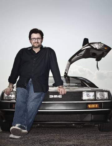 El autor Ernest Cline junto a uno de sus DeLorean.