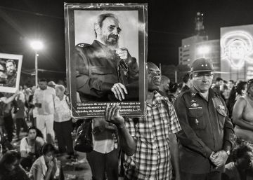 “¡Fidel ha muerto! ¡Viva Fidel!” “¡Fidel ha muerto! ¡Viva Fidel!”