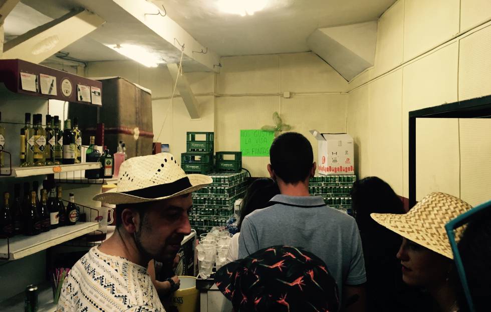 Aquí, en esta bodega detrás de la plaza del Trigo, se vende el Agua de Fantasía. Y si llegas pronto y tienes suerte, podrás hacerte con una de las pegatinas que en fosforitos colores reparten a la salida: