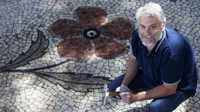Uno de los cinco artistas 'calceteiros', en Lisboa, el pasado 11 de julio.