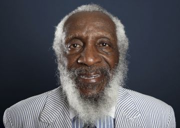 Muere Dick Gregory, el cómico que ridiculizó el racismo en Estados Unidos Muere Dick Gregory, el cómico que ridiculizó el racismo en Estados Unidos