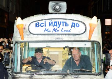 Dos genios chalados se apropian de la ciudad de los Beatles Dos genios chalados se apropian de la ciudad de los Beatles