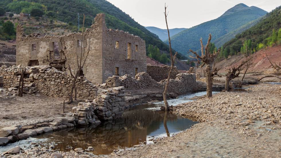 Un antiguo pueblo aperece tras la sequía del embalse riojano de Mansilla.