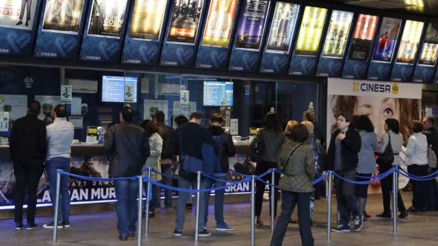 Colas en los cines Cinesa de Manoteras, Madrid.