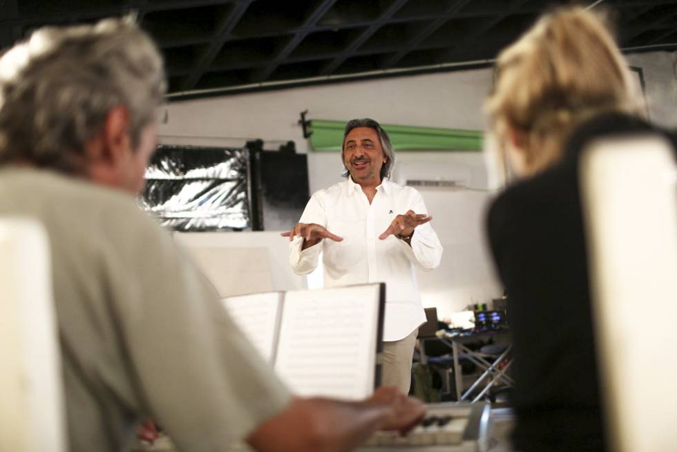 Parte de un ensayo de '27 Flamenco', al fondo, Juan Carmona.