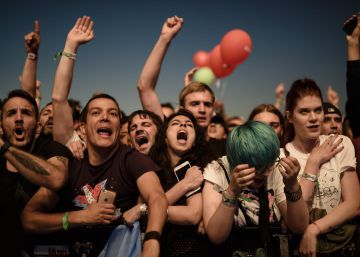 Los ‘millennials’ prefieren ligar con la mirada y no en Tinder (en un festival) Los ‘millennials’ prefieren ligar con la mirada y no en Tinder (en un festival)