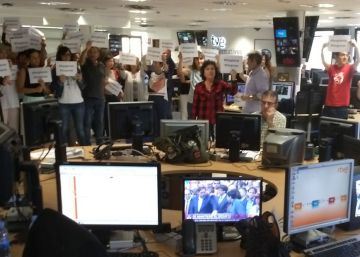 Els periodistes de TVE qualifiquen de “vergonyosa” la cobertura de l’1-O