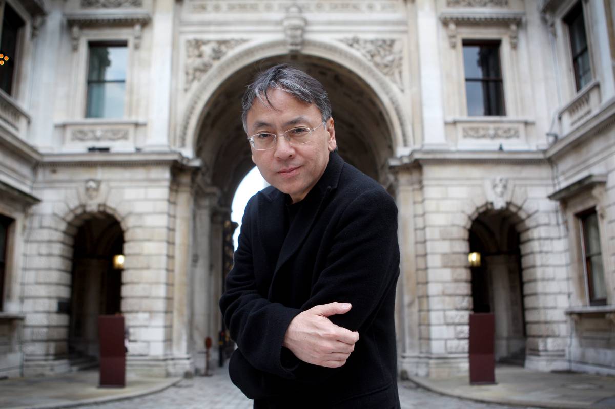 El escritor Kazuo Ishiguro posa en el patio del "Royal Academy of Arts" en Picadilly, Londres, Reino Unido
