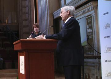Vargas Llosa elogia a Tolstoi al recoger el premio Yásnaia Poliana en Moscú
