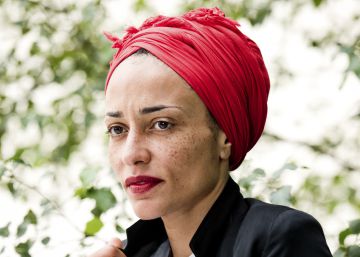 Zadie Smith: “Pensar que vivimos una locura sin precedentes es falso” Zadie Smith: “Pensar que vivimos una locura sin precedentes es falso”