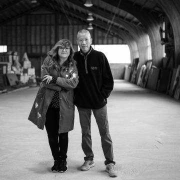 Isabel Coixet y Cai Guo-Qiang en el estudio del artista, el pasado mayo.
