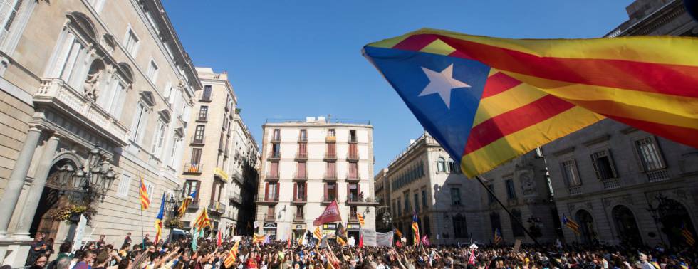 GRAF364 BARCELONA, 26102017.- Cientos de estudiantes universitarios y de secundaria que se manifiestaban este mediodía por el centro de Barcelona en protesta por la aplicación del artículo 155 y para pedir la liberación de Jordi Sànchez y Jordi Cuixart y que se proclame la independencia de Cataluña, se han concentrado ante el Palau de la Generalitat donde protestan por el posible anuncio de elecciones autonómicas . EFEMarta Pérez