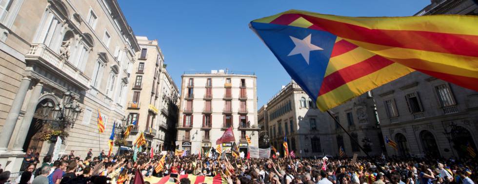 GRAF364 BARCELONA, 26102017.- Cientos de estudiantes universitarios y de secundaria que se manifiestaban este mediodía por el centro de Barcelona en protesta por la aplicación del artículo 155 y para pedir la liberación de Jordi Sànchez y Jordi Cuixart y que se proclame la independencia de Cataluña, se han concentrado ante el Palau de la Generalitat donde protestan por el posible anuncio de elecciones autonómicas . EFEMarta Pérez
