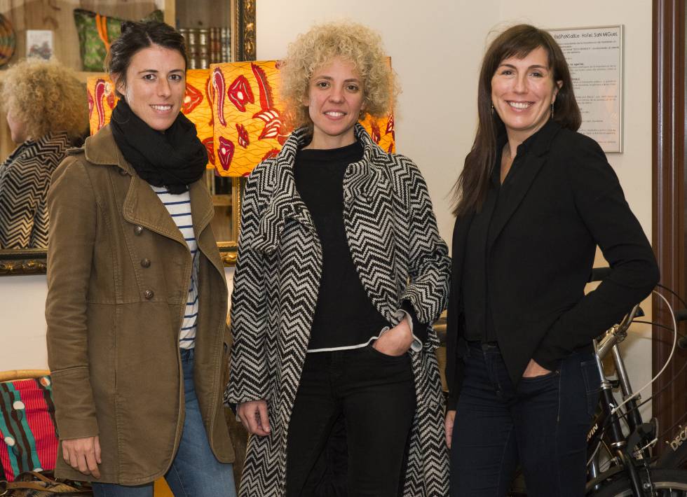 De izquierda a derecha, las fotógrafas Neus Solà, Paula Anta y Ana Palacios en Gijón.