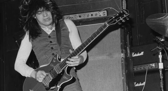 Malcolm Young tocando con ACDC en el Marquee Club, en Londres, en 1976.