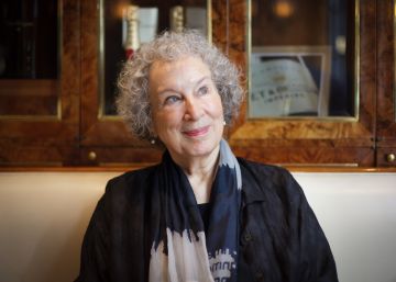 Margaret Atwood: “La mujer que alquila su vientre, ¿lo hace por elección o coerción?”